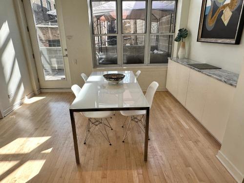Old Town Pied-a-Terre with Private Terrace and Parking! in Chicago, USA