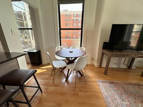 River North Hideaway with Amazing Views and Parking in Chicago, USA
