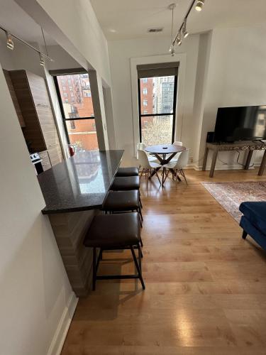 River North Hideaway with Amazing Views and Parking in Chicago, USA