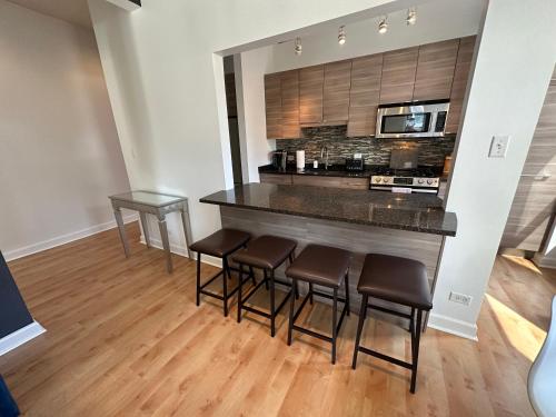 River North Hideaway with Amazing Views and Parking in Chicago, USA