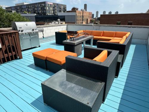 Wrigley Penthouse with Private Roof Deck and Parking
