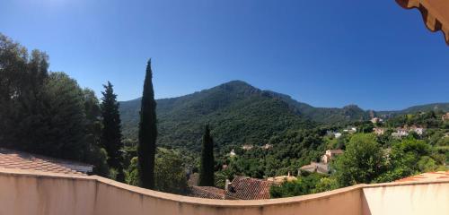 Villa with swimming pool overlooking the Esterel