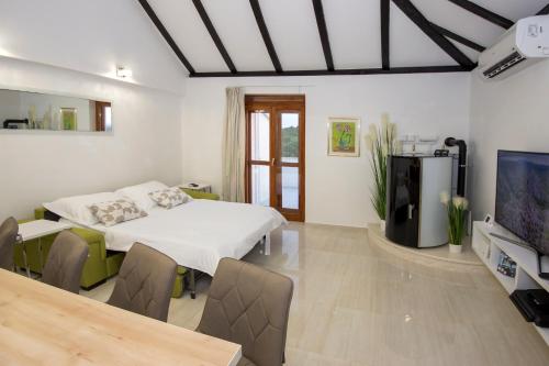 Villa Gabriel - Three Bedroom Villa with Outdoor Pool in Pokrovnik