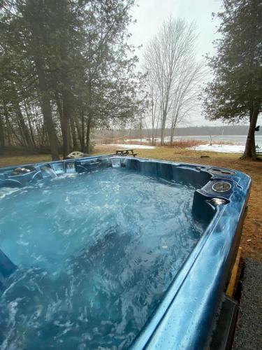 Lovely waterfront private cottage with hot tube