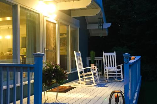 Buzzs Place in Barnumville, USA