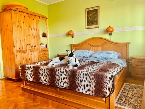 1 twin bed, 1 sofa bed