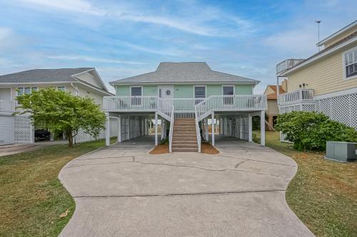 Four-Bedroom House with Great View! Pool Across the Street! Hunting Island Pass! image