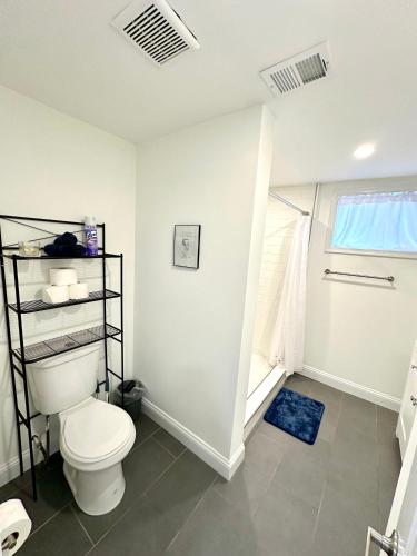 Stylish 1 Bed - 5 min walk to Metro, free parking! in Washington, USA