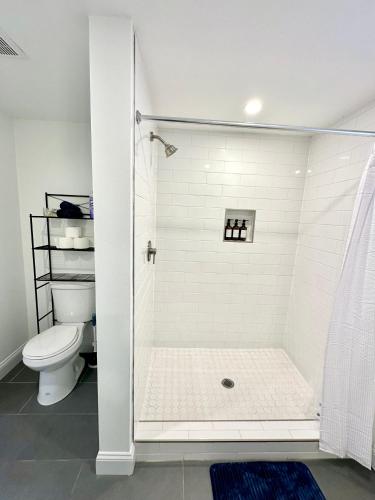Stylish 1 Bed - 5 min walk to Metro, free parking! in Washington, USA