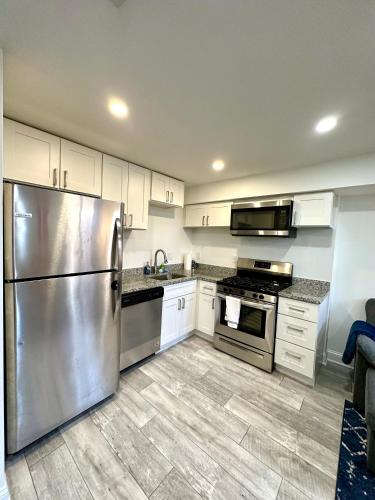 Stylish 1 Bed - 5 min walk to Metro, free parking! thumb 4