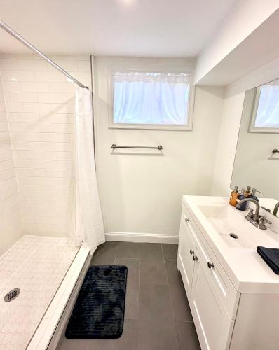 Stylish 1 Bed - 5 min walk to Metro, free parking! in Washington, USA