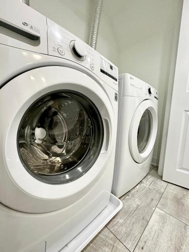 Stylish 1 Bed - 5 min walk to Metro, free parking! detail
