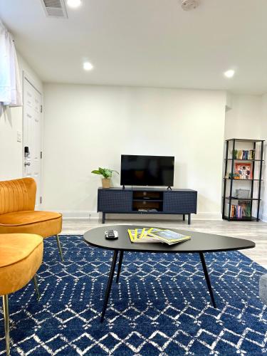 Stylish 1 Bed - 5 min walk to Metro, free parking! in Washington, USA