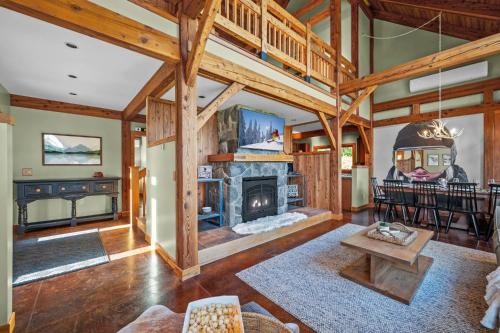 Walk to Village! Stunning timber chalet! Hot-Tub, Bonfire & more! in Ellicottville, USA