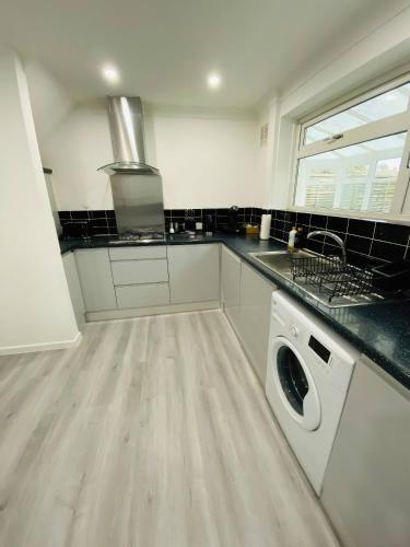 Home in Farnborough with Free Parking, Wifi & Netflix