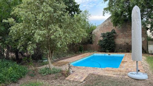 Baseinas, Twin Trees Cottage in Ribek Kastelis
