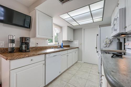 Stylish Port Richey Home about 8 Mi to Beach Park! in Port Richey, USA