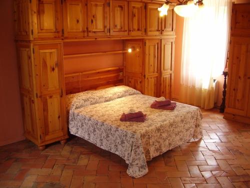 1 queen bed, 2 twin beds