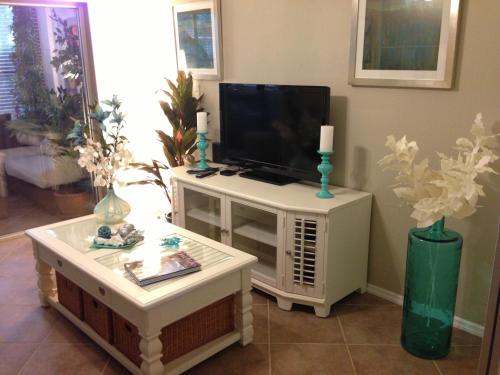 Elegant 1 Bedroom Condo With Swimming Pool Gym Access All Included In Convenient Fort Myers Location Near Golf Courses and Sanibel Island - image 7