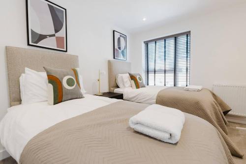 Watford - House - Sleeps 6 - Parking - Garden