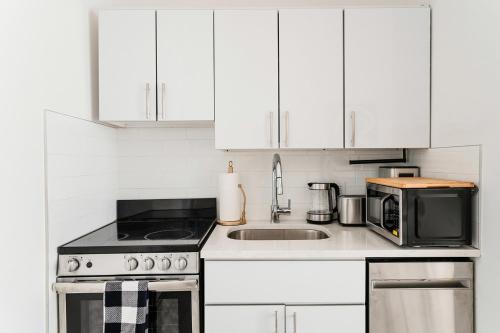 444-2E Modern 2BR Hells Kitchen in New York, USA