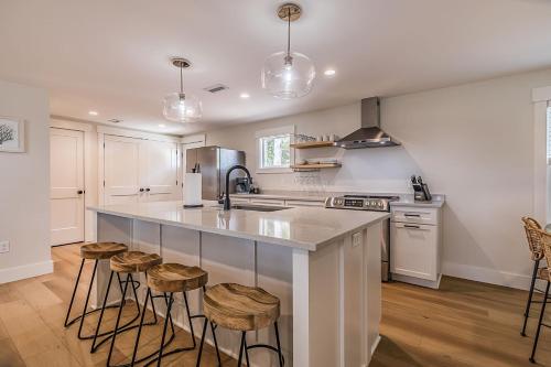 Newly Renovated LowCountry Cottage with Marsh Views - Sleeps 6 - image 14