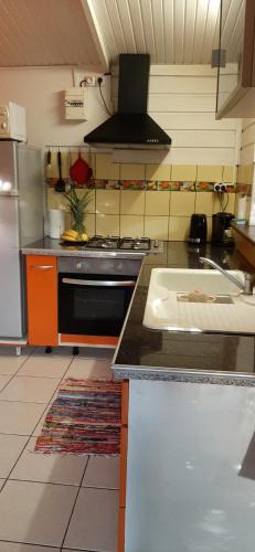 ห้องครัว, Bungalow Mangifera proche de la plage in เลอ ยามัน
