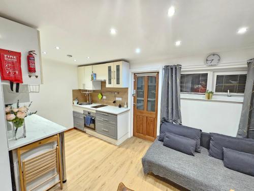 Studio apartment, TV, WiFi Kitchen Parking, Wembley Elizabeth Line - Apartment - Northolt