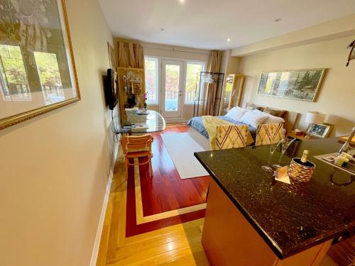 Stunning Rooms in Townhouse across the Beach near กรีกทาวน์ ออน เดอะ แดนฟอร์ธ