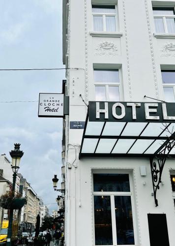 ทัศนียภาพภายนอกโรงแรม, โฮเต็ล ลา กร็องด์ โคลช (Hotel La Grande Cloche) near น้ำพุรูปปั้นเด็กผู้ชายยืนฉี่เมนเนเกนพิส