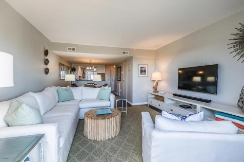 NEW LISTING - Renovated Ocean Front Harbor Island Villa thumb 4