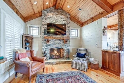 Mountain-View Georgia Cabin with 2 Decks in Dillard, USA