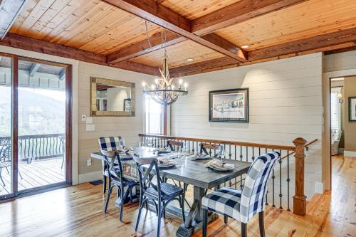 Mountain-View Georgia Cabin with 2 Decks in Dillard, USA