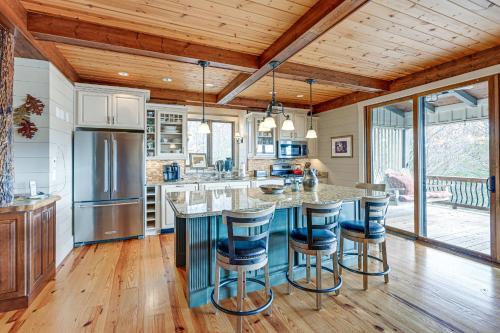 Mountain-View Georgia Cabin with 2 Decks in Dillard, USA