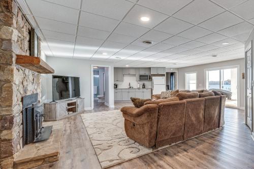 Waterfront Lake Tillery Home with Incredible Views! in อัลเบมาร์ล (NC)