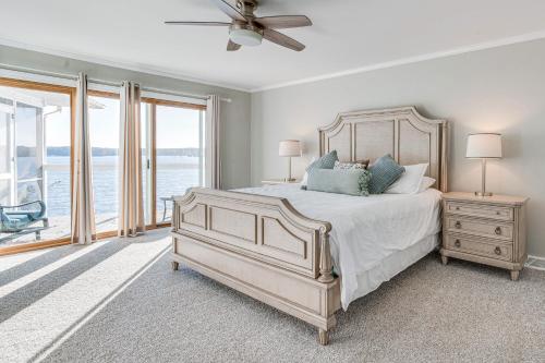 Waterfront Lake Tillery Home with Incredible Views! in อัลเบมาร์ล (NC)