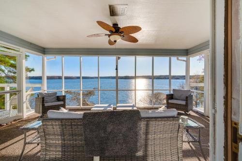 Waterfront Lake Tillery Home with Incredible Views! in อัลเบมาร์ล (NC)