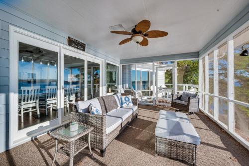 Waterfront Lake Tillery Home with Incredible Views! in อัลเบมาร์ล (NC)