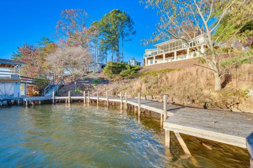 Lakefront Mt Gilead Home with Large Dock and Decks! in 阿爾伯馬爾 (NC)