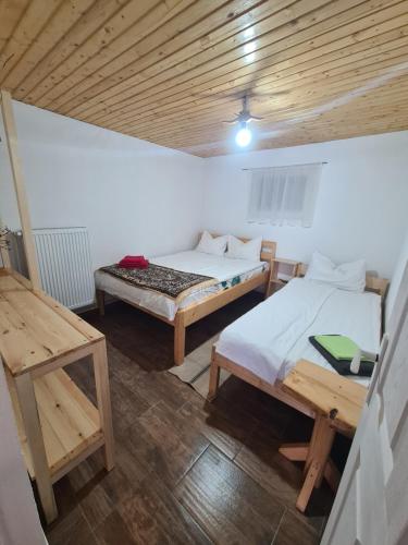 4 bedrooms, 9 beds