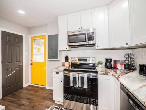 Newly renovated 3 bed/1 bath for visits to DC/UMD! in Hyattsville, USA