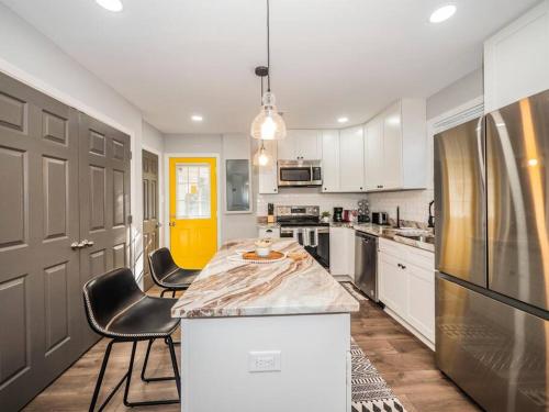 廚房, Newly renovated 3 bed/1 bath for visits to DC/UMD! in 海厄茨維爾