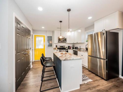 廚房, Newly renovated 3 bed/1 bath for visits to DC/UMD! in 海厄茨維爾