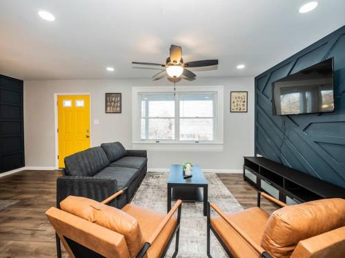 共用Lounge/電視區, Newly renovated 3 bed/1 bath for visits to DC/UMD! in 海厄茨維爾