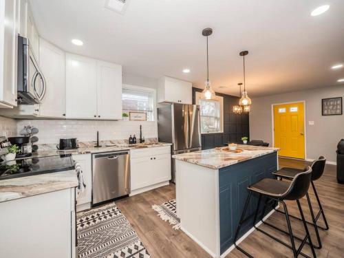廚房, Newly renovated 3 bed/1 bath for visits to DC/UMD! in 海厄茨維爾