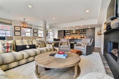 Contemporary Custom Condo Paired with the Best Location in the Center of Main Street. Walk to Ski. thumb 2