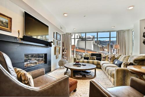 Contemporary Custom Condo Paired with the Best Location in the Center of Main Street. Walk to Ski. thumb 4