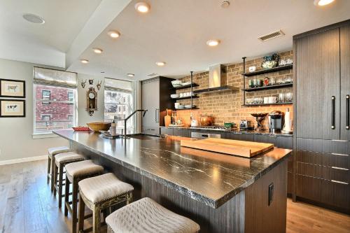 Contemporary Custom Condo Paired with the Best Location in the Center of Main Street. Walk to Ski. detail