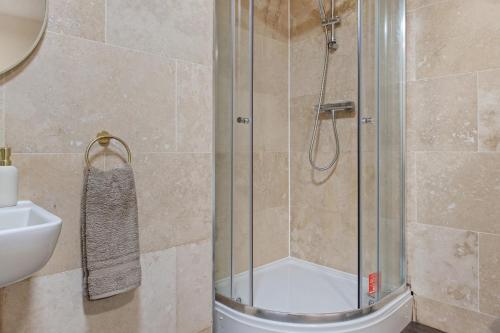 Spacious 2 Bedroom Apartment - Great Location