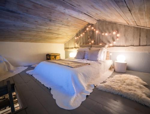 1 queen bed, 3 twin beds